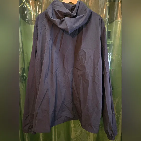 Vuori Men's Black Lightwieght Rain Jacket - Picture 2 of 4